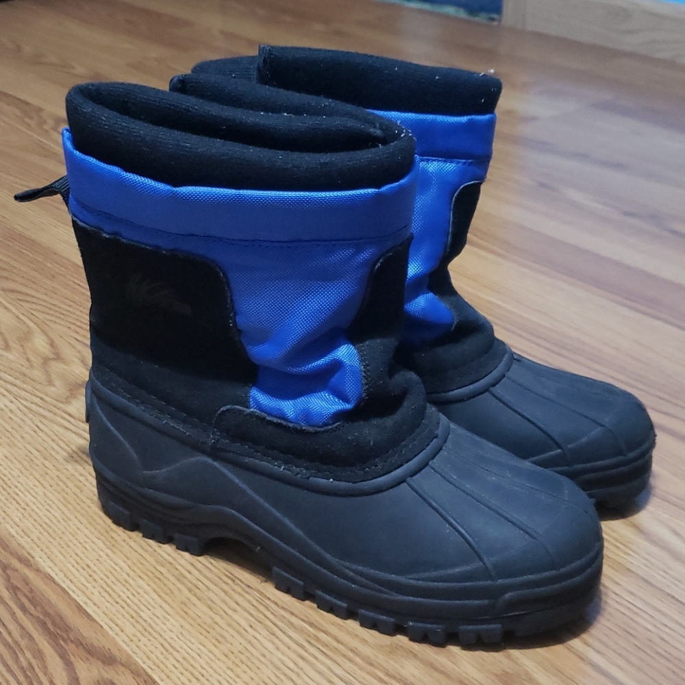 Boys Itasca blue black snow boots 5